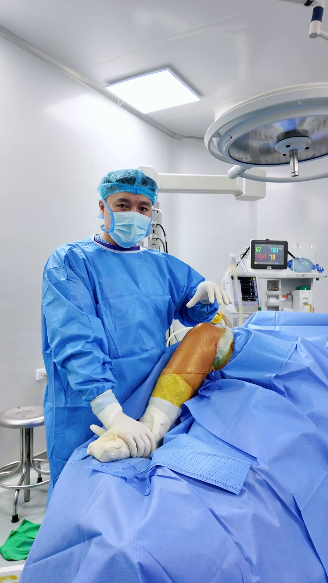 VIDEO: Phẫu thuật nội soi tái tạo dây chằng chéo trước + khâu sụn chêm